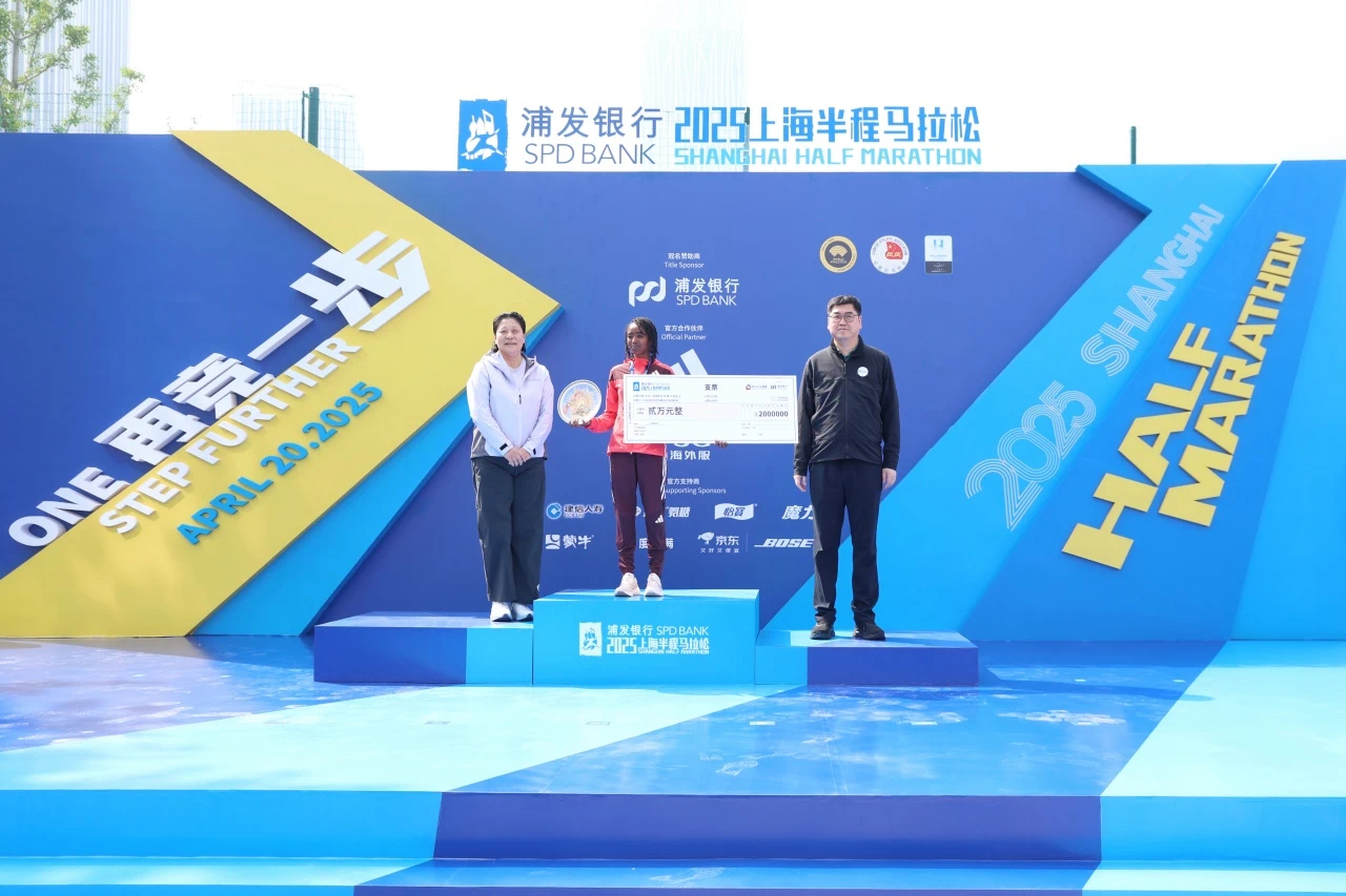 2025浦发银行上海半程马拉松鸣枪起跑 完赛率99 (10).jpg