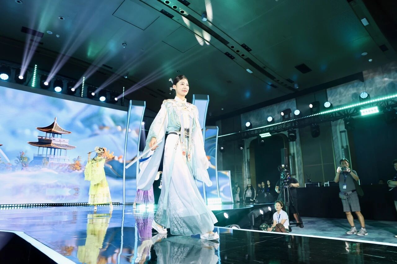 2025世界赛艇锦标赛在沪闭幕 海内外赛艇健儿难忘上海时刻 (31).jpg