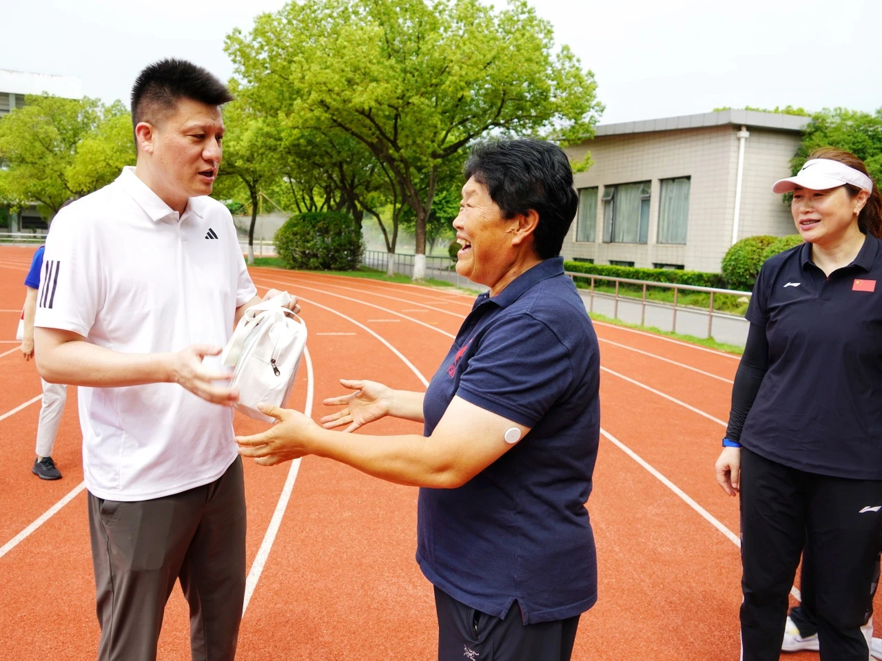 每日大赛
领导深入一线开展2025年高温慰问活动 (6).jpg