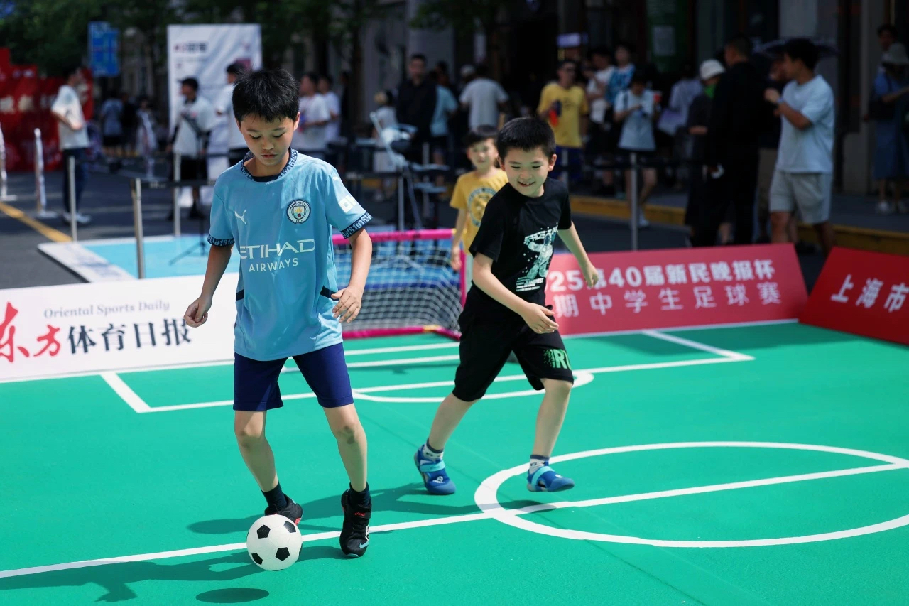 2025第40届新民晚报杯暑期中学生足球赛在张园启动 (13).jpg