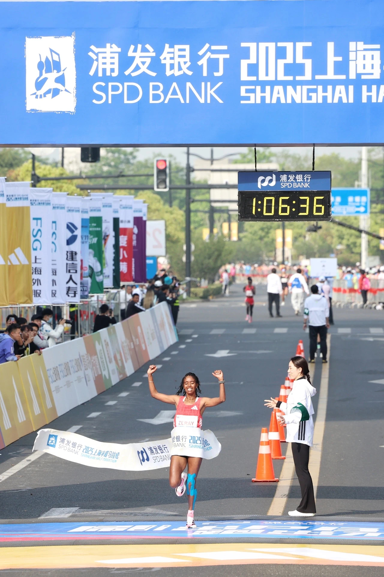 2025浦发银行上海半程马拉松鸣枪起跑 完赛率99 (3).jpg