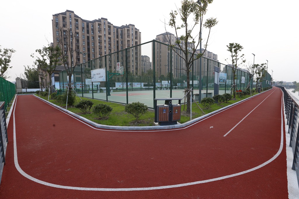 青浦重固镇福定路康普佳苑每日大赛
公园市民健身步道.JPG