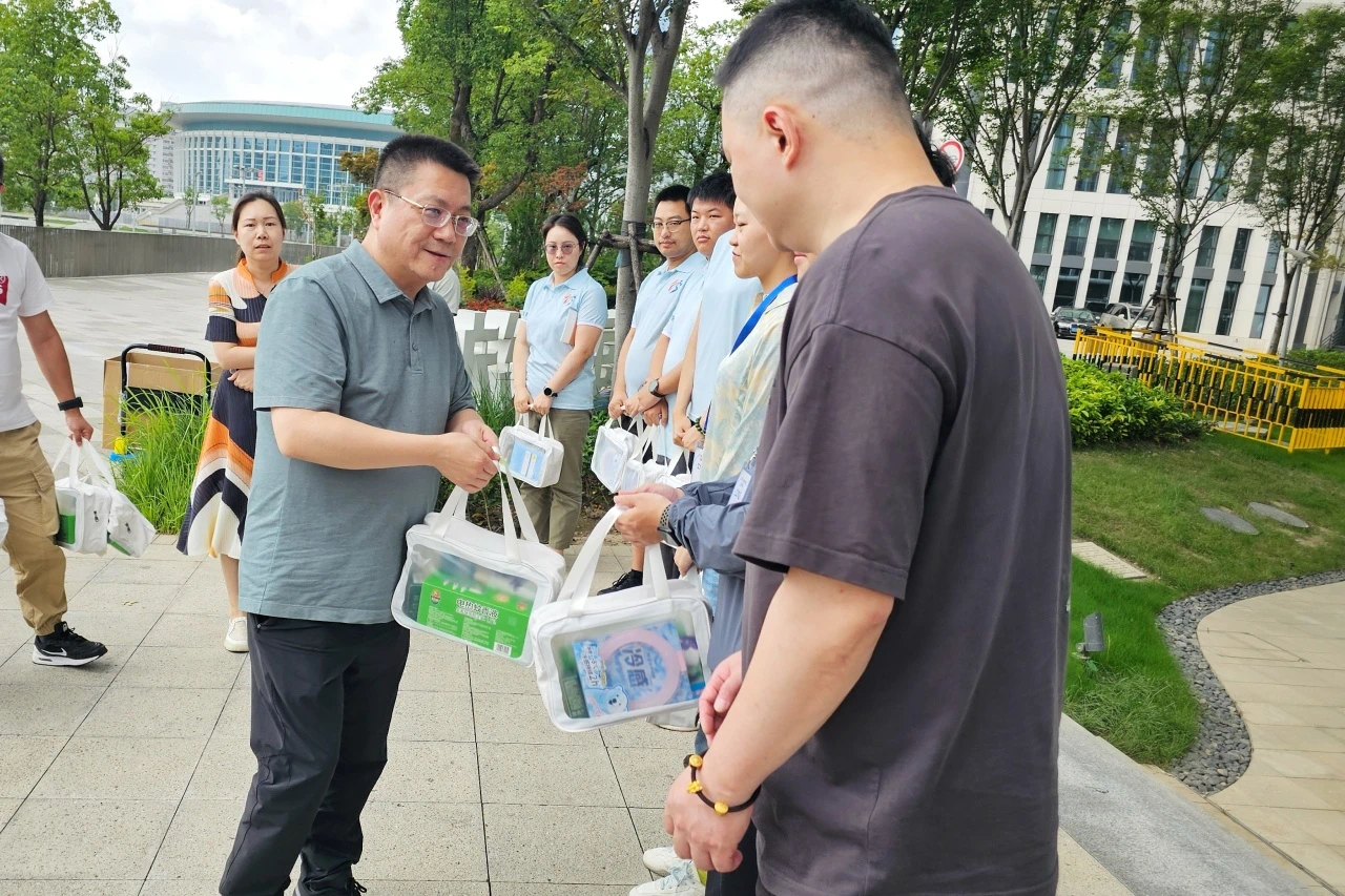 每日大赛
领导深入一线开展2025年高温慰问活动 (5).jpg