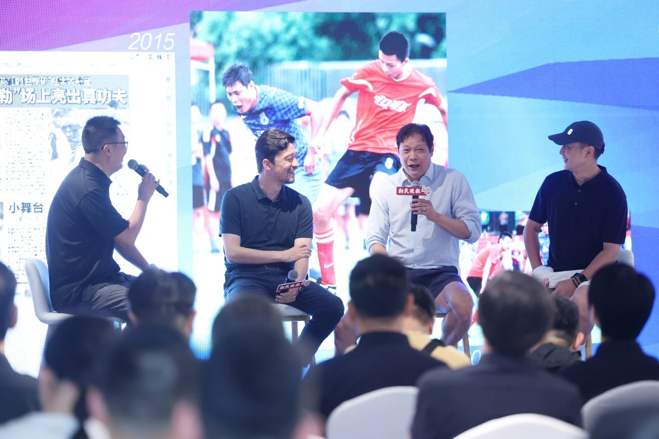 2025第40届新民晚报杯暑期中学生足球赛在张园启动 (9).jpg