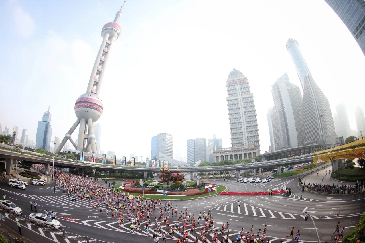 2025浦发银行上海半程马拉松鸣枪起跑 完赛率99 (11).jpg
