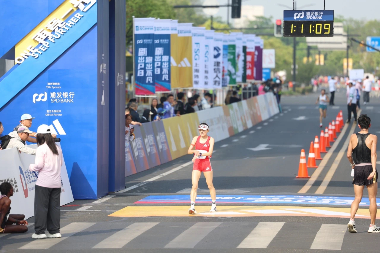 2025浦发银行上海半程马拉松鸣枪起跑 完赛率99 (4).jpg
