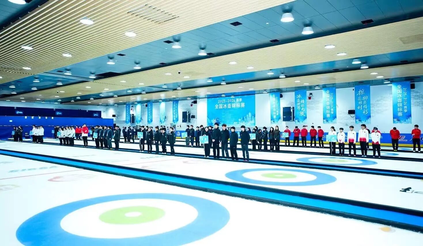 全国冰壶锦标赛开幕 沪上冰雪激情绽放.jpg