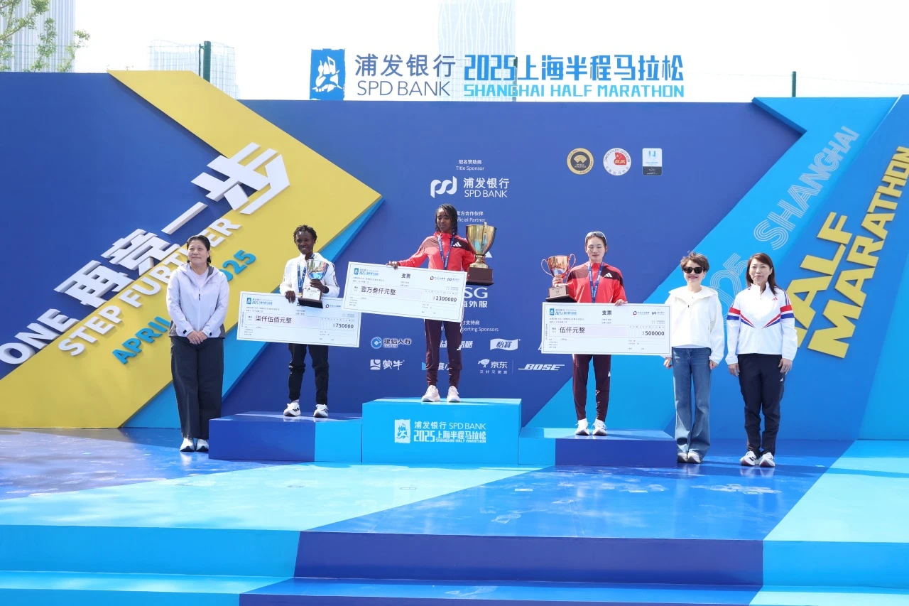 2025浦发银行上海半程马拉松鸣枪起跑 完赛率99 (8).jpg
